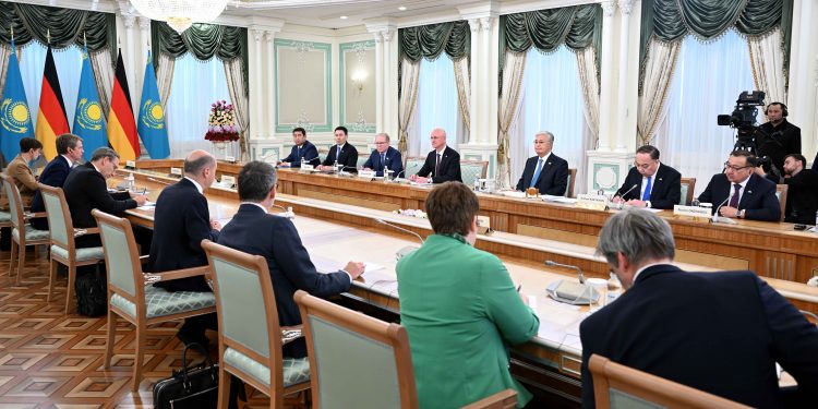 Мемлекет басшысы Германия Федералдық канцлері Олаф Шольцпен кеңейтілген құрамда келіссөз жүргізді