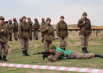 Жас сарбаздар алғашқы атыс жаттығуларын орындады