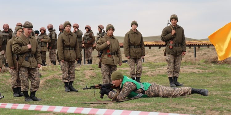 Жас сарбаздар алғашқы атыс жаттығуларын орындады