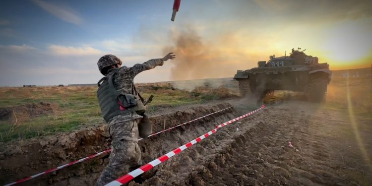 Түркістан облысында сарбаздар танкпен шайқасты