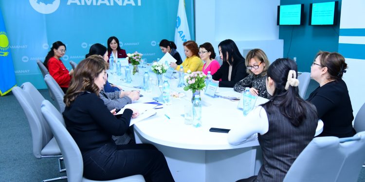 «AMANAT» ПАРТИЯСЫ: ҚЫЗ-КЕЛІНШЕКТЕРДІҢ МӘСЕЛЕРІМЕН АЙНАЛЫСАТЫН ЖҰМЫСШЫ ТОП ҚАЙТА ҚҰРЫЛДЫ