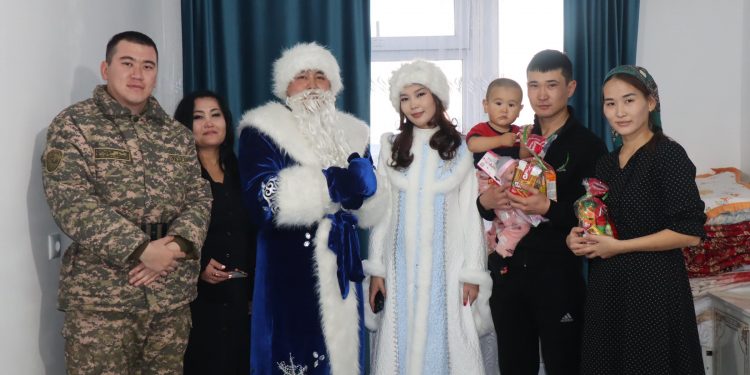 Әскери қызметшілердің балаларына жаңа жылдық сыйлықтар үлестірілді