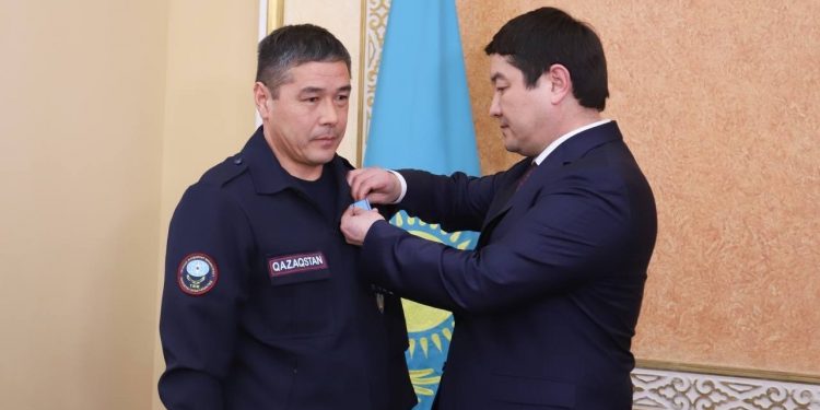ҰШАҚ АПАТЫ: ЗАРДАП ШЕККЕНДЕРГЕ КӨМЕККЕ КЕЛГЕН ЖҰМЫСШЫЛАР МАРАПАТТАЛДЫ