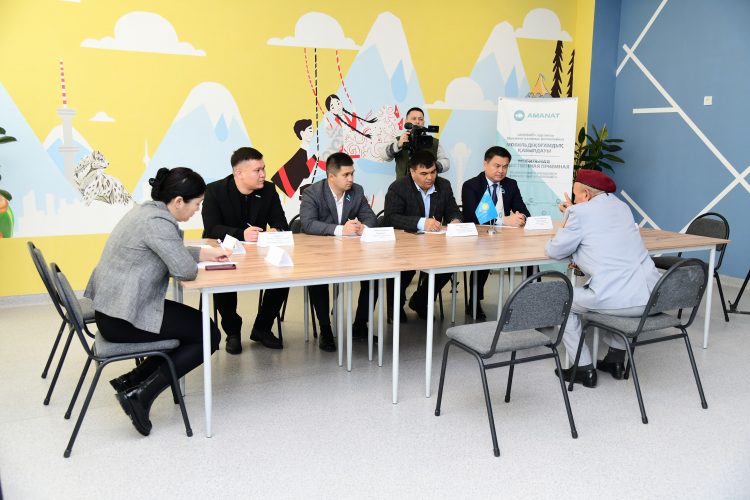«AMANAT» ПАРТИЯСЫНЫҢ МҮШЕЛЕРІ ХАЛЫҚТЫҢ МӘСЕЛЕСІН ТЫҢДАДЫ