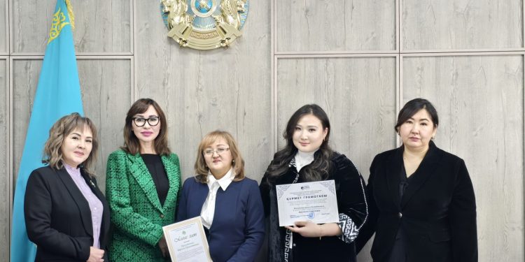 Шымкентте АХАТ қызметкерлерін кәсіби мерекелерімен құттықтады