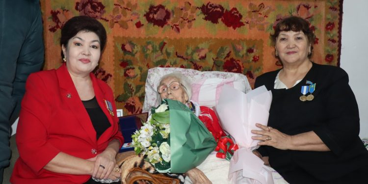 Шымкенттің әскери қызметшілері ардагерді қос мерекесімен құттықтады