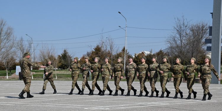 Шымкент гарнизонының әйел әскери қызметшілері Жеңіс шеруіне дайындалуда