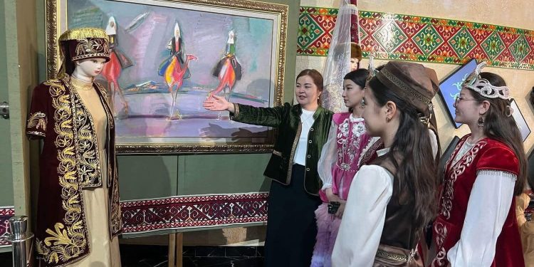 В ТУРКЕСТАНЕ ПРОШЛА ВЫСТАВКА, ПОСВЯЩЕННАЯ ДНЮ НАЦИОНАЛЬНОЙ ОДЕЖДЫ