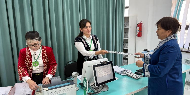 Наурызнама: Шымкентте ХҚКО қызметкерлері келушілерге ұлттық киіммен қызмет көрсетті