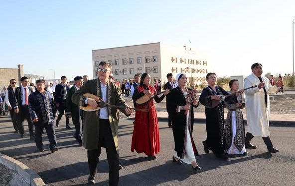 ТҮРКІСТАН: САУРАНДА «ЭТНО FEST» ҰЛТТЫҚ КИІМ ШЕРУІНЕ 500-ГЕ ЖУЫҚ АДАМ ҚАТЫСТЫ
