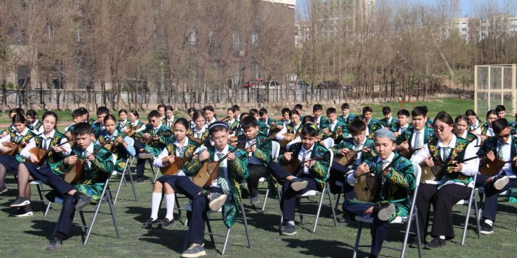 ҚАРАТАУЛЫҚ ОҚУШЫЛАР КҮЙ ШЕРУІН ЖАСАДЫ