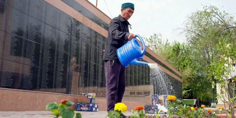 ТҮРКІСТАН: ҚАЗЫҒҰРТТА 1000 ТҮП ГҮЛ ЖӘНЕ СӘНДІ АҒАШ ЕГІЛДІ