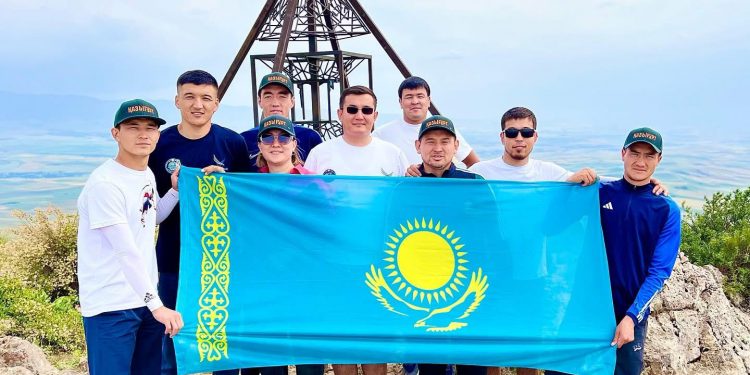 МЕМЛЕКЕТТІК РӘМІЗДЕР КҮНІНЕ ОРАЙ ҚАЗЫҒҰРТТЫҚ ЖАСТАР 1700 МЕТРДЕН АСТАМ БИІКТІККЕ ТУ ТІКТІ