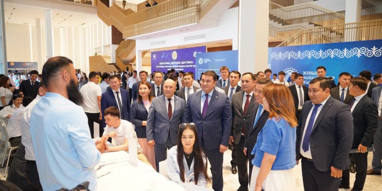 ТҮРКІСТАНДА «ЖҰМЫСШЫ МАМАНДЫҚТАР ЖЫЛЫ» АЯСЫНДА КОЛЛЕДЖ ТҮЛЕКТЕРІ ҮШІН БОС ОРЫНДАР ЖӘРМЕҢКЕСІ МЕН ФОРУМ ӨТТІ