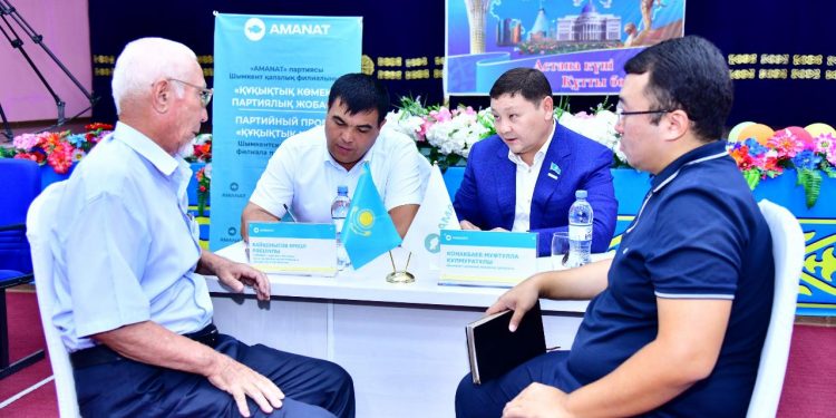 Партия «AMANAT» провела выездную общественную приемную с жителями Жанаталапа города Шымкен