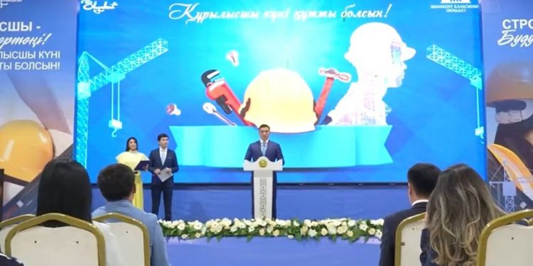 Габит Сыздыкбеков поздравил строителей с профессиональным праздником в Год рабочих профессий