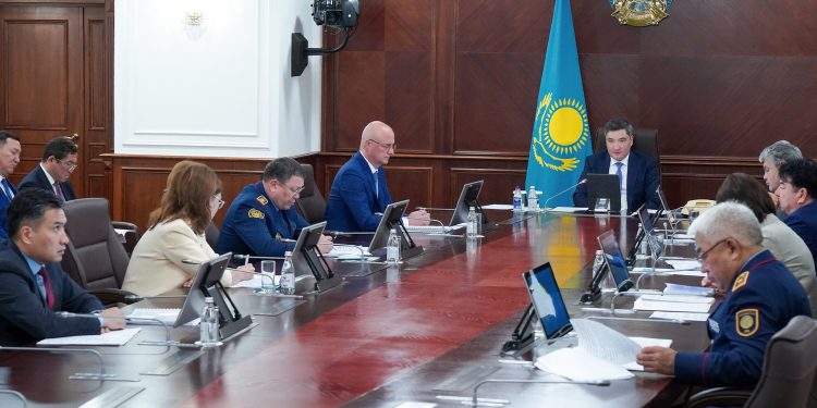 Заң мен тәртіп: Олжас Бектенов Құқық бұзушылықтың алдын алу жөніндегі ведомствоаралық комиссияның отырысын өткізді