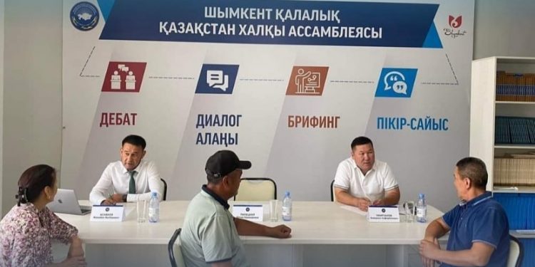 Шымкентте кәсіби медиаторлар тұрғындарға тегін кеңес берді