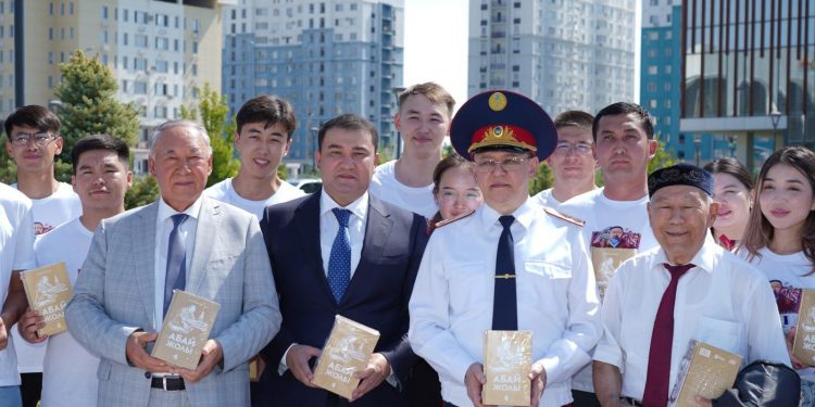 ТҮРКІСТАНДА АБАЙДЫҢ 180 ЖЫЛДЫҒЫНА ОРАЙ ЖАСТАР МЕН ТҰРҒЫНДАРҒА «АБАЙ ЖОЛЫ» РОМАНЫ ТАРАТЫЛДЫ