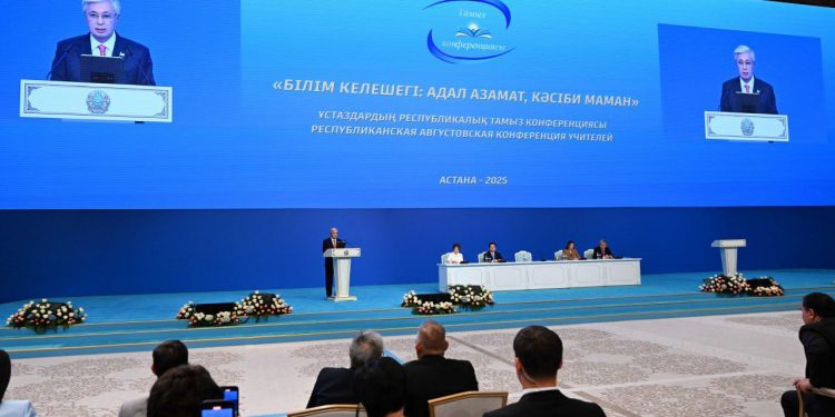 Қасым-Жомарт Тоқаев: «Елдің ертеңі мұғалімдерге тікелей байланысты»