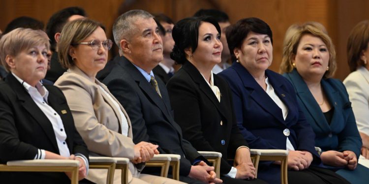 Президент «Педагог мәртебесі туралы» заңға ұстаз құқығын қорғау жөнінде өзгерістер енгізуді ұсынды