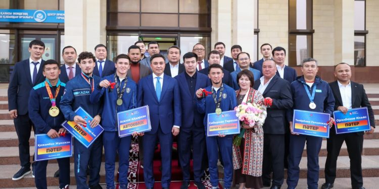 ШЫМКЕНТ ҚАЛАСЫНЫҢ ӘКІМІ ӘЛЕМ ЖӘНЕ АЗИЯ ЧЕМПИОНДАРЫМЕН КЕЗДЕСТІ