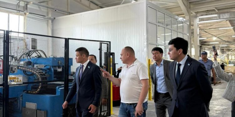 МӘЖІЛІС ДЕПУТАТЫ ТҮРКІСТАН ОБЛЫСЫНДАҒЫ ӨНДІРІС ОРЫНДАРЫМЕН ТАНЫСТЫ