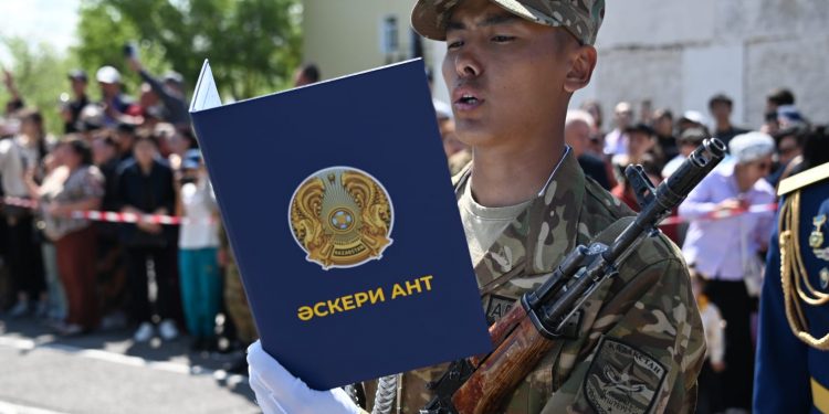 КЛЯТВА ВЕРНОСТИ РОДИНЕ: В ШЫМКЕНТЕ СОЛДАТЫ ПРИНЯЛИ ВОЕННУЮ ПРИСЯГУ