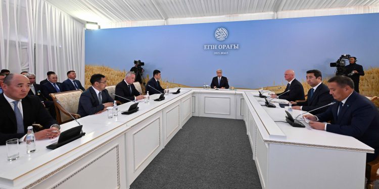 Президент Қасым-Жомарт Тоқаев егін жинау науқанына арналған кеңес өткізді