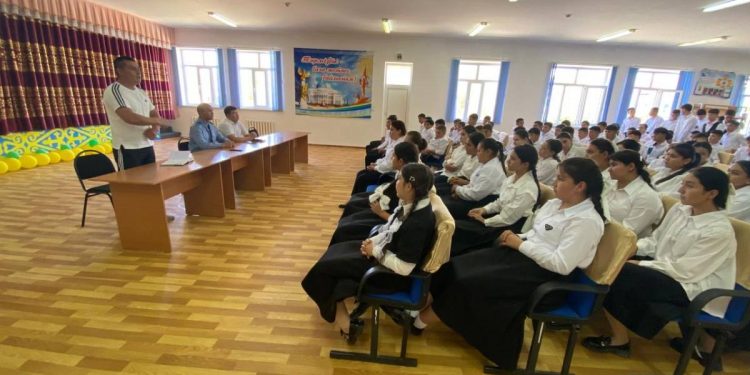 ШЫМКЕНТТЕ ПОЛИЦЕЙЛЕР МЕКТЕП ОҚУШЫЛАРЫМЕН КЕЗДЕСТІ