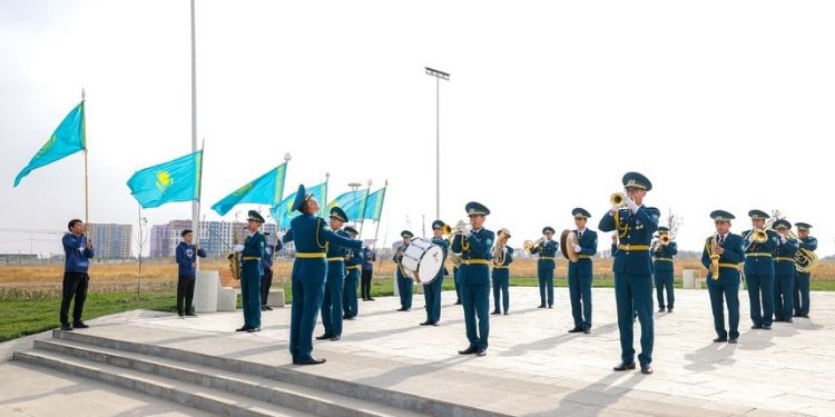 В Шымкенте в честь Дня Республики торжественно подняли Государственный флаг