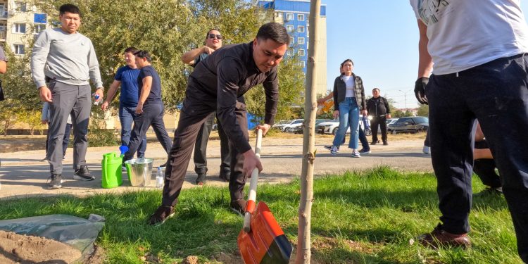 ШЫМКЕНТ ӘКІМІ ҚАЛА ТҰРҒЫНДАРЫМЕН БІРГЕ АҒАШ ОТЫРҒЫЗУ АКЦИЯСЫНА ҚАТЫСТЫ