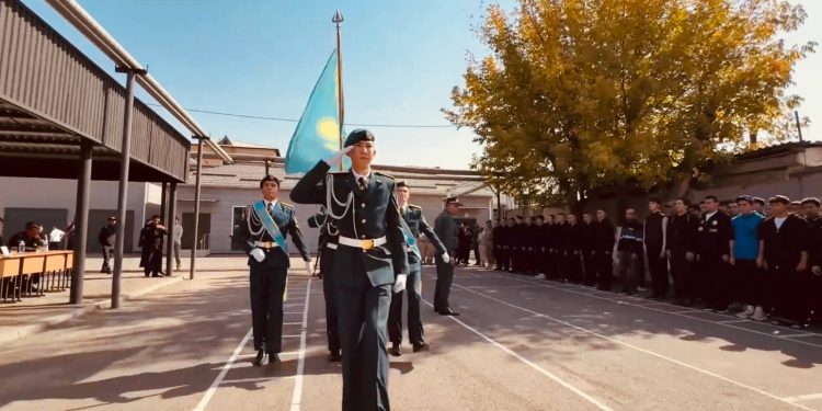 Шымкенттен кезекті сарбаздар легі әскерге аттанды
