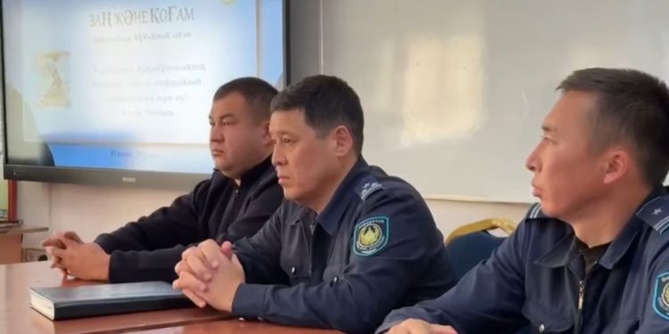 Шымкентте полиция қызметкерлері мектеп оқушыларымен құқықтық сағат өткізді