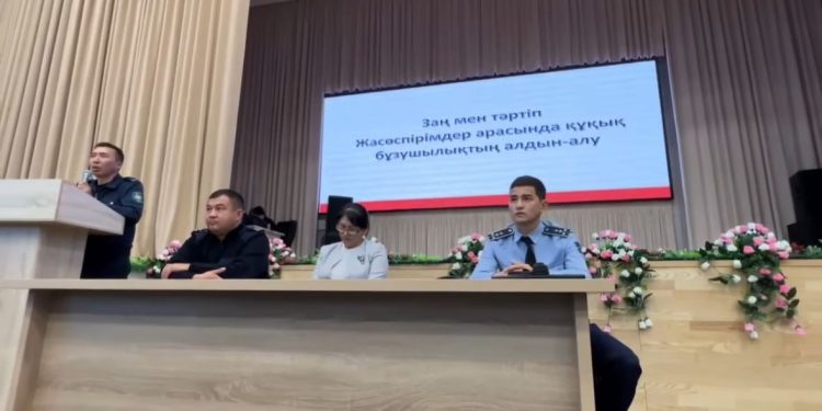 ЗАҢ ЖӘНЕ ТӘРТІП: ШЫМКЕНТТЕ ПОЛИЦИЯ ҚЫЗМЕТКЕРЛЕРІ ЖАСӨСПІРІМДЕР АРАСЫНДАҒЫ ҚҰҚЫҚБҰЗУШЫЛЫҚТЫҢ АЛДЫН АЛУ ТАҚЫРЫБЫНДА ҚАУІПСІЗДІК САБАҚ ӨТКІЗДІ