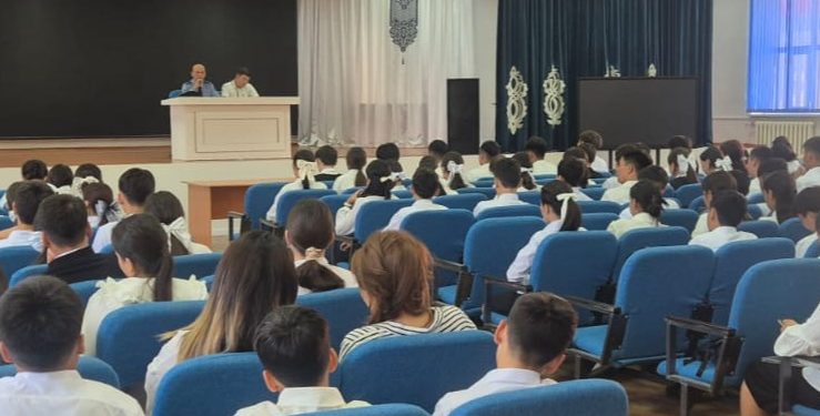 Шымкентте балалар қауіпсіздігі – басты назарда: полиция қызметкерлері жоғары сынып оқушыларымен кездесті