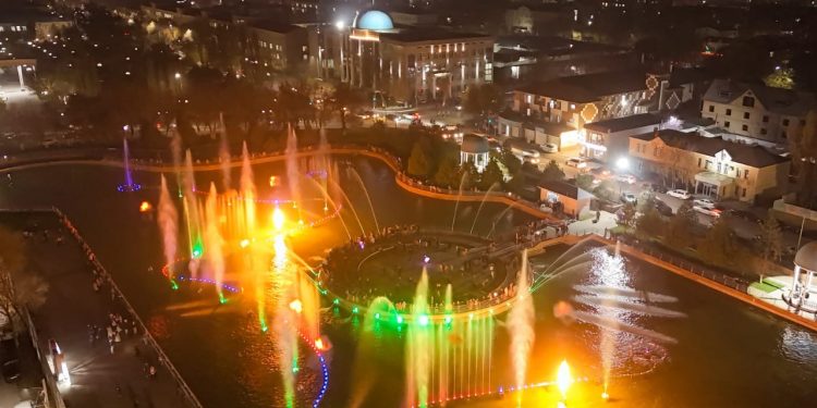 В Шымкенте состоялся запуск современного музыкально-огненного фонтана