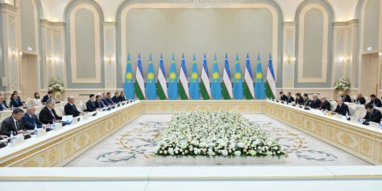 Мемлекет басшысы Өзбекстан Президентімен келіссөз барысында саяси және экономикалық байланыстарды жандандыра түсетін жаңа бағыттар айқындалғанын жеткізді