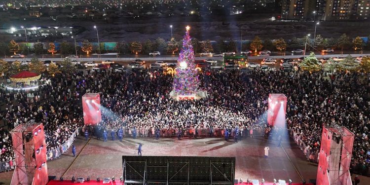 В ШЫМКЕНТЕ ЗАЖГЛИ ОГНИ ГЛАВНОЙ НОВОГОДНЕЙ ЁЛКИ ГОРОДА