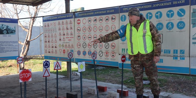 Шымкент гарнизонында әскери қызметшілер арасында жол қауіпсіздігі бойынша сабақтар өткізілді