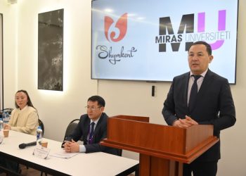 «Мирас» университетінің жастары Жаңа Конституция жобасына қолдау білдірді