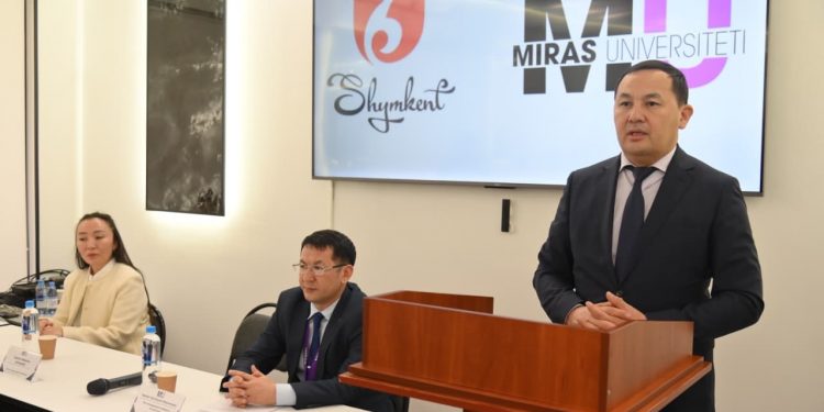 «Мирас» университетінің жастары Жаңа Конституция жобасына қолдау білдірді