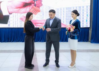 Шымкентте әлеуметтік санаттағы азаматтарға жаңа пәтерлердің кілті табысталды
