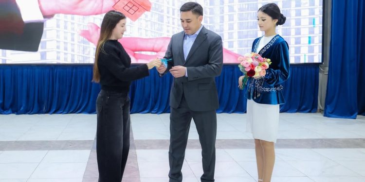 Шымкентте әлеуметтік санаттағы азаматтарға жаңа пәтерлердің кілті табысталды