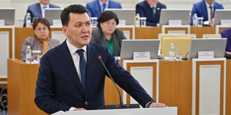 Жаңа Конституциямыздағы жаңа ұстанымдар мен нормалар басқа елдерге үлгі, бағдар болатынына сенімді айта аламыз– Ерлан Қарин