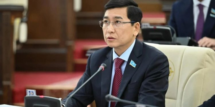 Асхат Аймағамбетов қоғам кең талқылаған Конституция жобасының баптарын түсіндірді