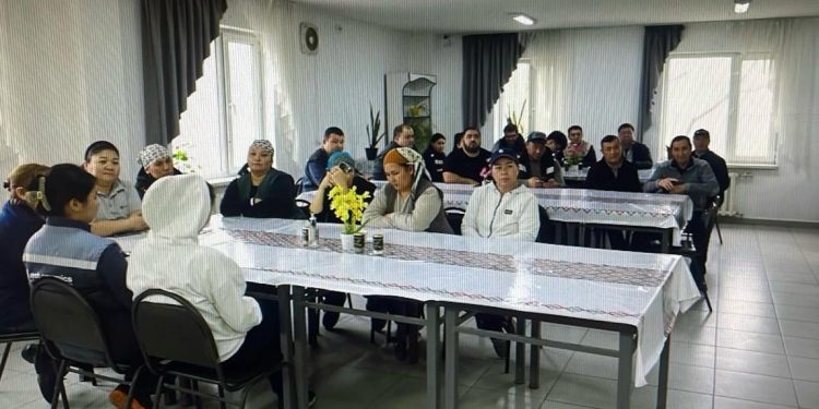 Шымкент: «Зерде Керамика» ЖШС-де жаңа Конституция жобасы түсіндірілді