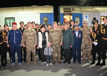 Шымкент: Әскерден оралған сарбаздарға құрмет көрсетілді