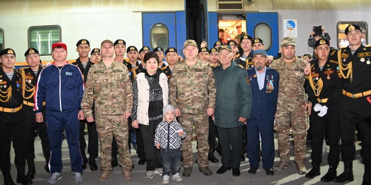 Шымкент: Әскерден оралған сарбаздарға құрмет көрсетілді