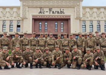 Шымкентте әскери қызметшілер Ұлттық кітап күні аясында кітапханаға барды